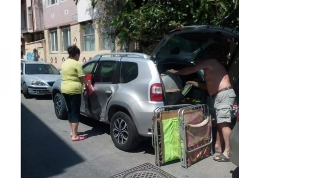 «Нынче в Ялту едут с раскладушками»: в сети появились забавные фото