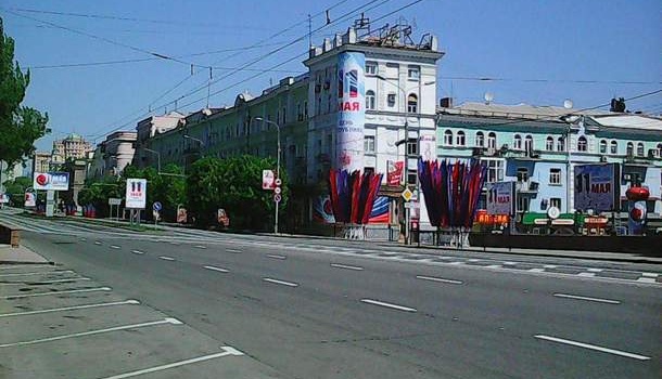 В сети опубликовали показательные фото опустевшего в канун 9 мая Донецка