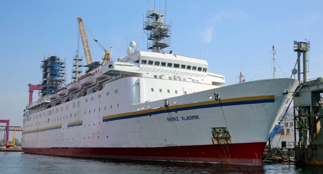 ЧП в Сочи: из-за пожара на борту теплохода отменили рейс в Крым