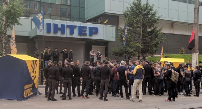 Активисты блокируют здание телеканала «Интер» в связи с концертом на 9 мая 