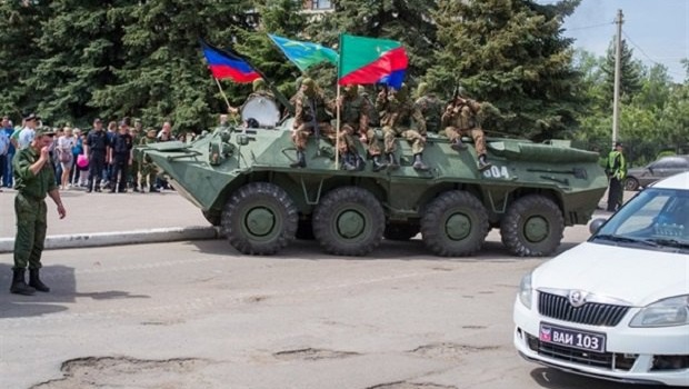 В Горловке боевики «ДНР» в честь 9 мая выгнали в центр города БТР и открыли стрельбу