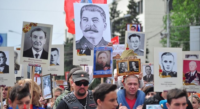 «Бессмертный полк» в Донецке, - портреты Сталина и огромные красные звезды