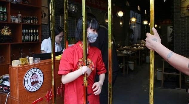Худые китайцы бесплатно обедают в одном из ресторанов