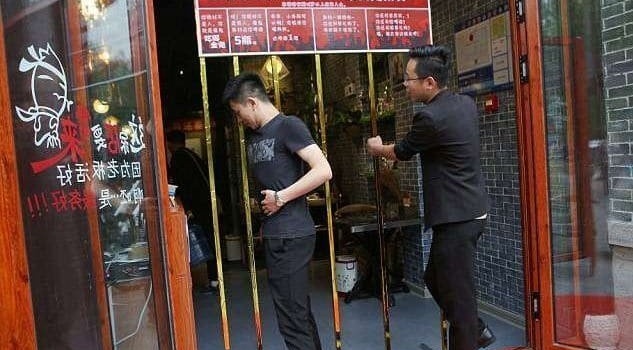 Худые китайцы бесплатно обедают в одном из ресторанов