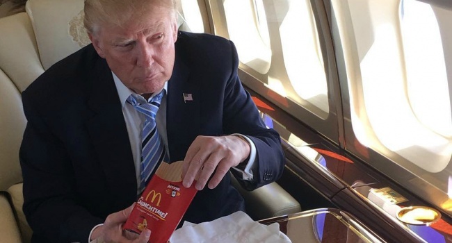 «Жесткая диета»: Трамп продолжает поглощать любимые бургеры «Жесткая диета»: Трамп продолжает поглощать любимые бургеры