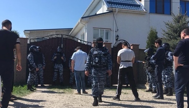 Оккупанты в Крыму задержали активистов Оккупанты в Крыму задержали активистов