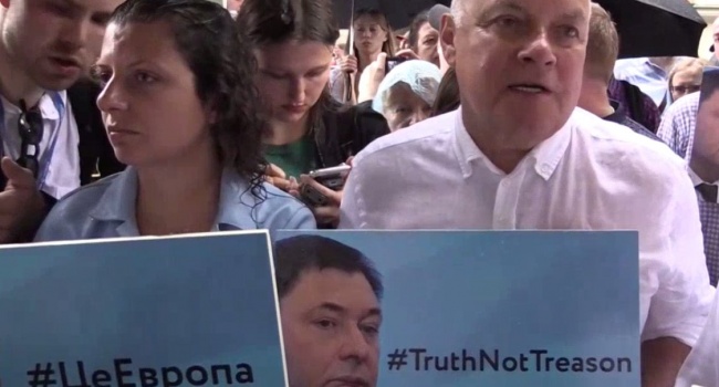 Под украинским посольством в Москве Киселев и Ко назвали арест Вышинского «инквизицией» Под украинским посольством в Москве Киселев и Ко назвали арест Вышинского «инквизицией»