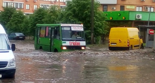 Непогода в Харькове: улицы города затоплены в результате мощного ливня с градом