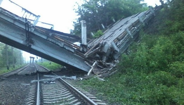 В «ЛНР» взорвали мост стратегического значения: в сети опубликовано фото 