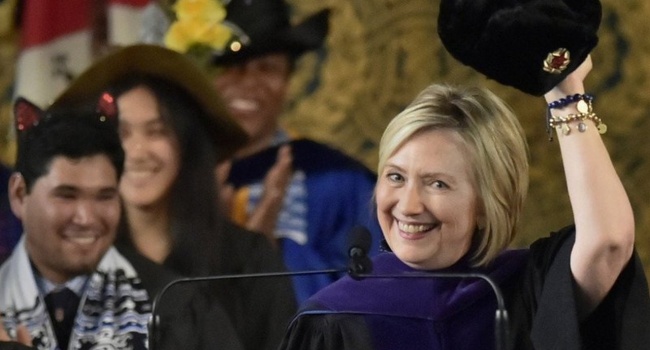 Клинтон принесла русскую шапку в Йельский университет