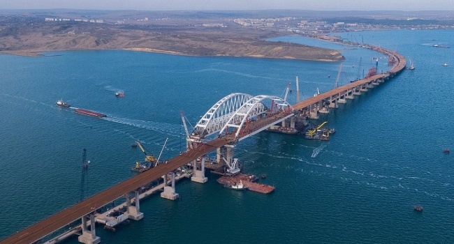 Из-за Керченского моста в Азовское море не смогут зайти почти 150 судов Из-за Керченского моста в Азовское море не смогут зайти почти 150 судов