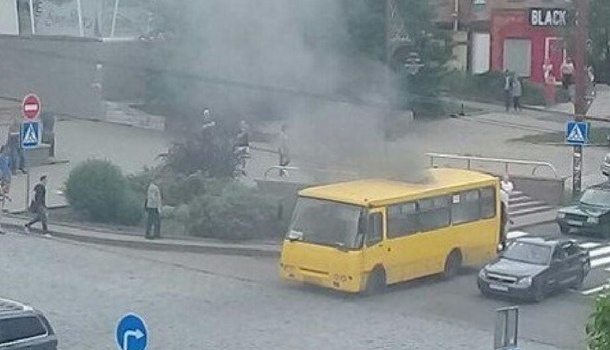В оккупированном Донецке взорвалась маршрутка, из салона валит черный дым
