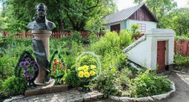 Вандалы в Черкасской области разрушили памятник Вячеславу Черноволу 
