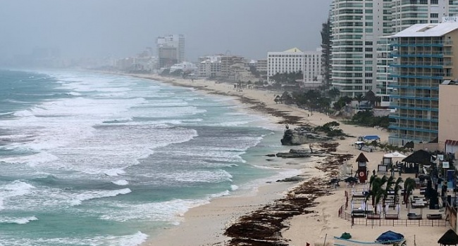 На Флориду надвигается сильнейший ураган: в штате объявлено чрезвычайное положение