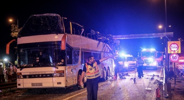 Пол-автобуса срезало: в Венгрии произошло страшное ДТП с гражданами Украины 
