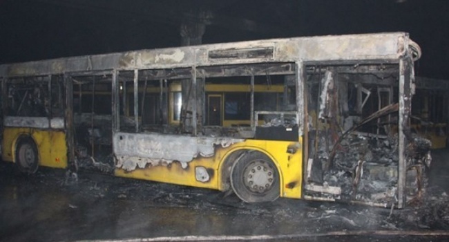 Взрывы в центре Киева: маршрутный автобус сгорел дотла