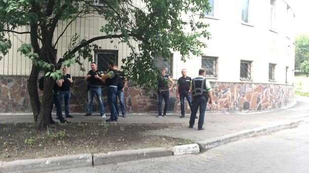 Вооруженные силовики окружили столичную психбольницу