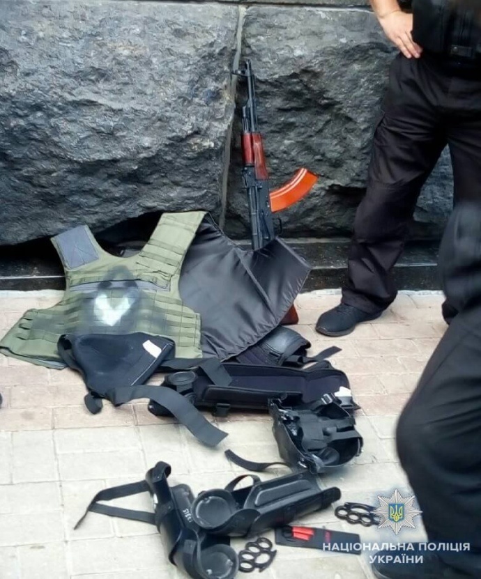В Киеве у здания Кабмина задержали мужчину с автоматом Калашникова, - кадры
