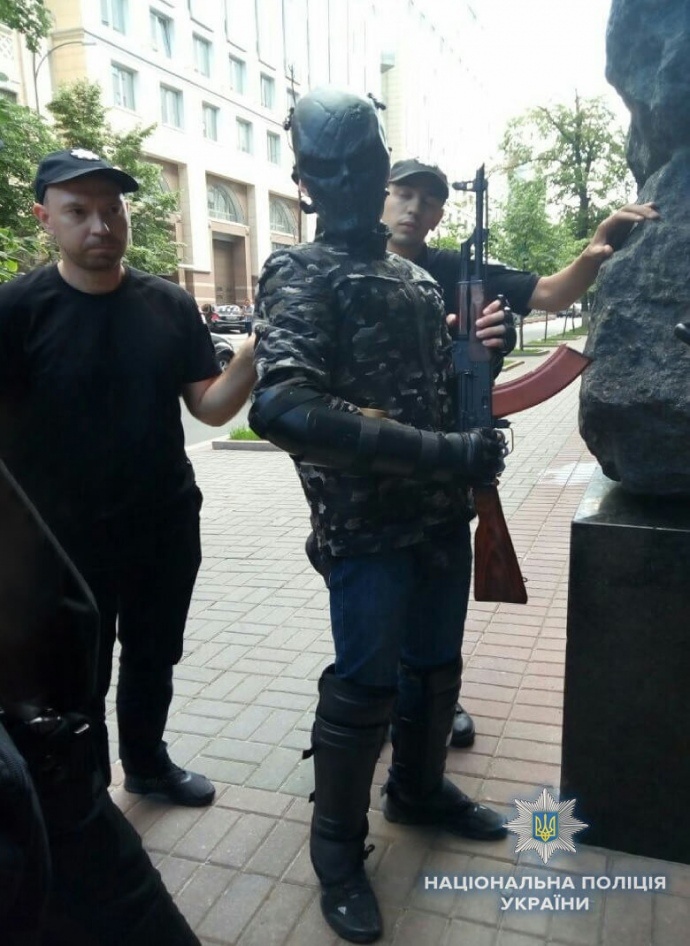 В Киеве у здания Кабмина задержали мужчину с автоматом Калашникова, - кадры
