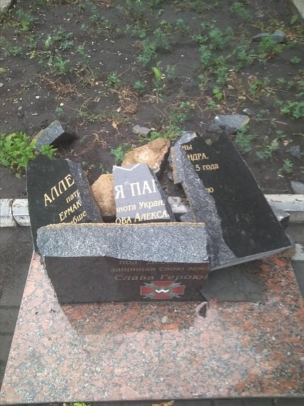 На Донбассе ночью неизвестные уничтожили памятник герою АТО