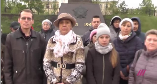 Рабы Путина: жители Екатеринбурга на коленях записали обращение к главе Кремля Рабы Путина: жители Екатеринбурга на коленях записали обращение к главе Кремля