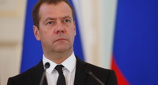 Большая часть россиян не согласны с новым назначением Медведева на должность премьер-министра 