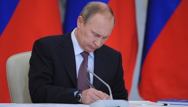 Путин подписал указ о контрсанкциях против США Путин подписал указ о контрсанкциях против США