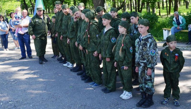 «Товарищу Захеру спасибо за счастливое детство»: в сети показали печальные фото детей из оккупированного Донбасса 