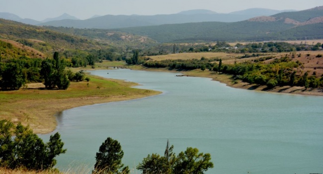 Целое водохранилище высыхает: в Крыму выступили с громким признанием Целое водохранилище высыхает: в Крыму выступили с громким признанием