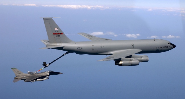 США передали Украине пять самолетов-заправщиков ВВС 