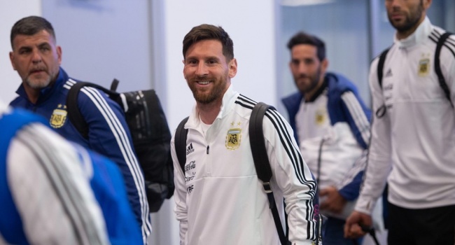 Звезды мирового футбола прилетели в Россию, - фоторепортаж