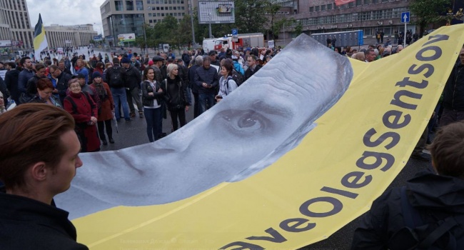 В Москве в поддержку Сенцова растянули огромный баннер В Москве в поддержку Сенцова растянули огромный баннер