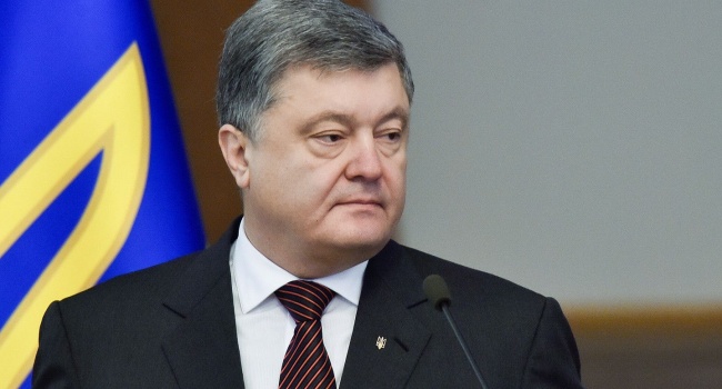 Блогер: «Порошенко можно поздравлять и с Днем России, и с Днем Вооруженных сил РФ» Блогер: «Порошенко можно поздравлять и с Днем России, и с Днем Вооруженных сил РФ»
