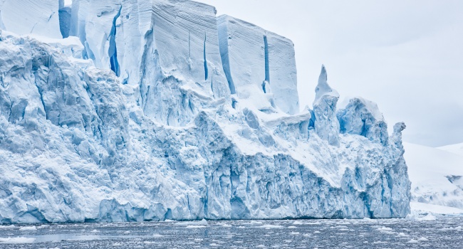 Крупнейший айсберг Антарктиды начал стремительно таять
