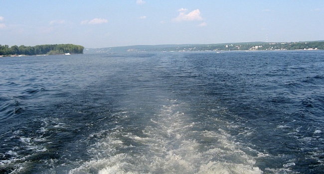 В Волгограде столкнулись баржа и катамаран: много погибших В Волгограде столкнулись баржа и катамаран: много погибших