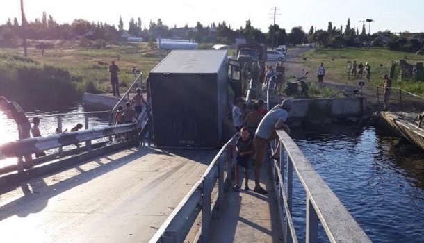 Возле Николаева перегруженные фуры уничтожили мост через реку