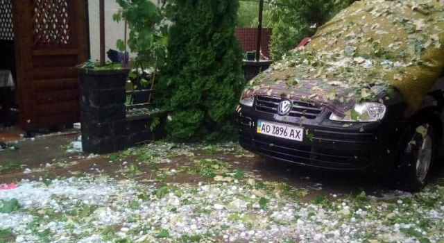 Град на Закарпатье: повреждены дома и авто