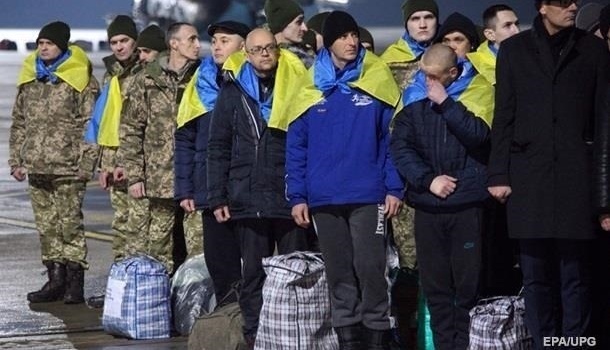 Украинцам, освобожденным из плена на Донбассе, начали выплачивать деньги Украинцам, освобожденным из плена на Донбассе, начали выплачивать деньги