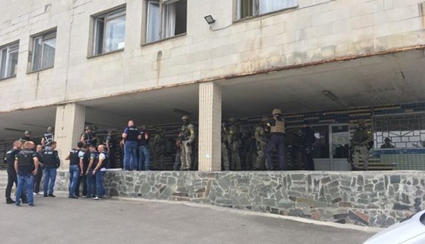 Вооруженные силовики окружили столичную психбольницу