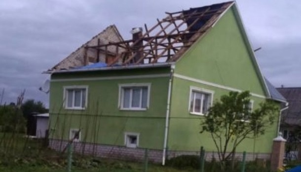 В результате урагана на Закарпатье повреждены 886 зданий В результате урагана на Закарпатье повреждены 886 зданий