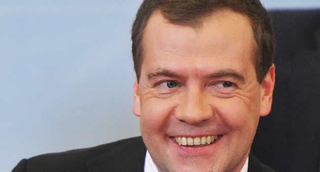 Медведев: «Власти России повышают пенсионный возраст» Медведев: «Власти России повышают пенсионный возраст»