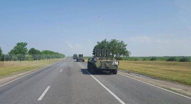 На границе Украины была замечена огромная колонна военной техники РФ На границе Украины была замечена огромная колонна военной техники РФ