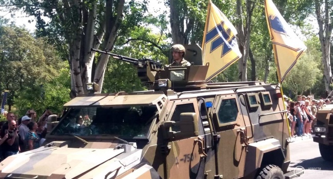 В Мариуполе под носом у врага прошел военный парад 