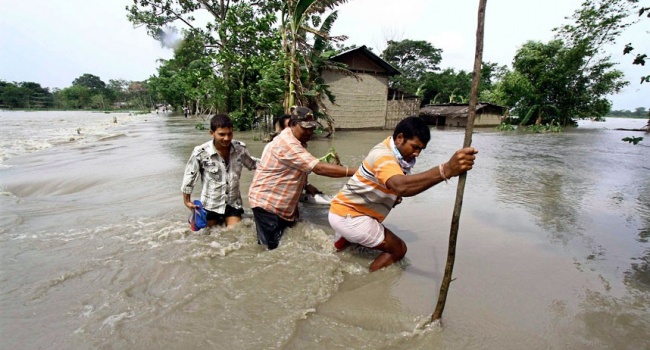 Страшные наводнения в Индии: сотни тысяч пострадавших
