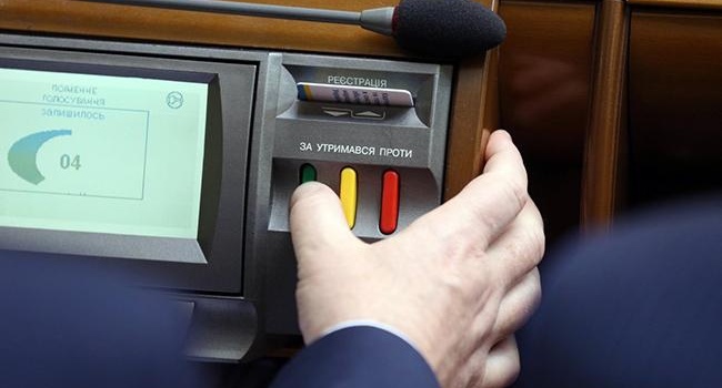Против нардепов могут ввести санкции за не нажатую кнопку во время голосования