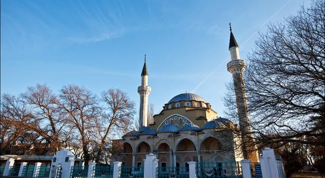 Вандалы в Крыму осквернили мечеть фашистской символикой