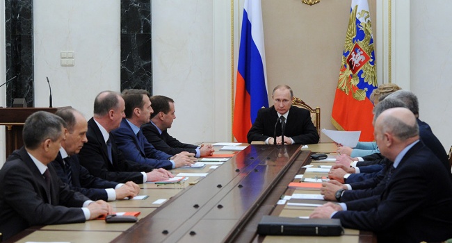 Путин срочно созвал совещание Совбеза РФ после разговора с Порошенко Путин срочно созвал совещание Совбеза РФ после разговора с Порошенко