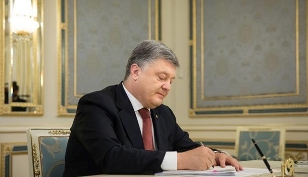 Порошенко ввел санкции против российских партий Порошенко ввел санкции против российских партий
