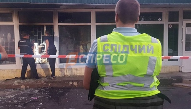 Взрыв в Киеве: «коктейлями Молотова» забросали помещение «Ощадбанка»