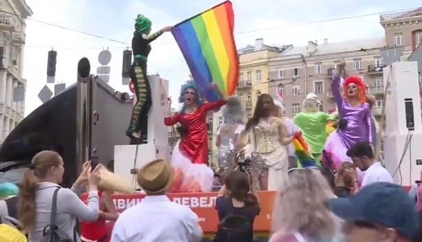 Противники ЛГБТ-маршей провели протест под ВР 
